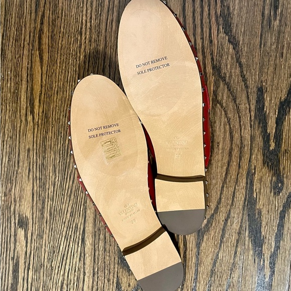 NWT and original box Valentino Garavani mules. Size: EU 39. - Picture 3 of 7